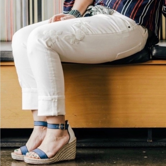 Cabi NWOT White Woodstock Slim Boyfriend Jeans size 6 - Picture 2 of 7